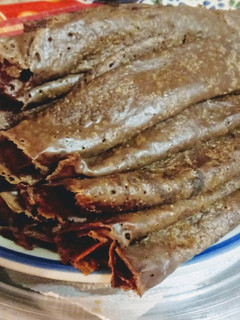 Una foto de Creps de chocolate rellenos de manjar