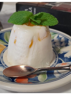 Una foto de Flan de melocotón y yogur -sin azúcar-