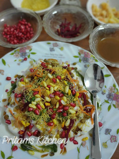 चटपटी खस्ता मठरी चाट (Chatpati Khasta Mathri chaat recipe in hindi) रेसिपी मुख्य फोटो