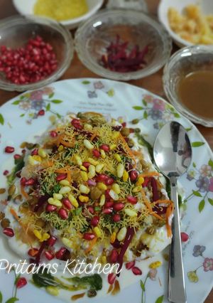 चटपटी खस्ता मठरी चाट (Chatpati Khasta Mathri chaat recipe in hindi) रेसिपी मुख्य फोटो