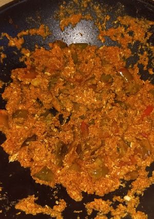 Una foto de Nyoretes con huevo y tomate