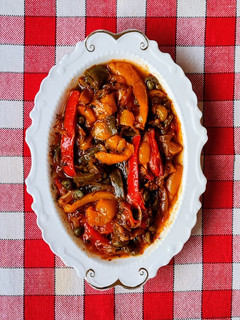 Una foto de Peperonata 🫑🍅🧅🧄 Pimientos morrones rojo, amarillo y verde en aceite de oliva virgen extra 🇮🇹
