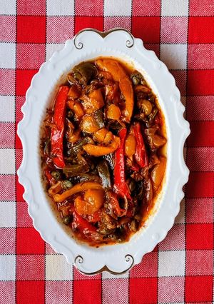 Una foto de Peperonata 🫑🍅🧅🧄 Pimientos morrones rojo, amarillo y verde en aceite de oliva virgen extra 🇮🇹