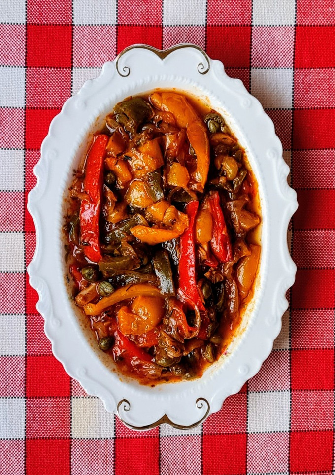 Una foto de Peperonata 🫑🍅🧅🧄 Pimientos morrones rojo, amarillo y verde en aceite de oliva virgen extra 🇮🇹