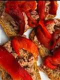 Tota de atún y pimiento asado