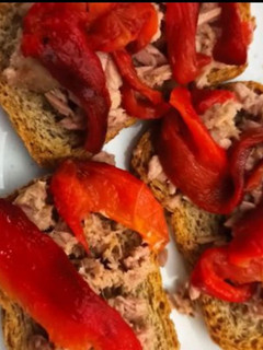 Una foto de Tota de atún y pimiento asado