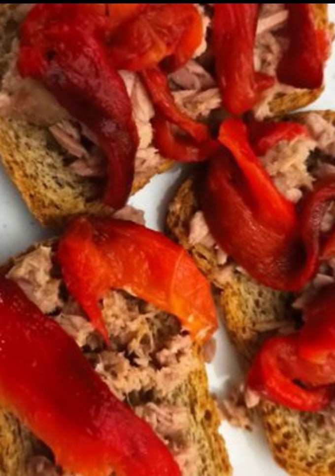 Una foto de Tota de atún y pimiento asado