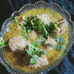 A picture of Green chicken karahi.