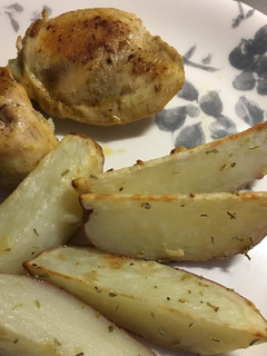Una foto de Pollo frito y patatas al horno con romero (2 recetas en 1)