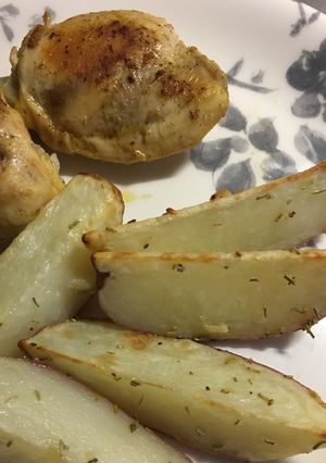 Una foto de Pollo frito y patatas al horno con romero (2 recetas en 1)
