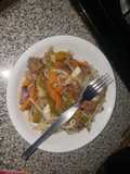 Filete con vegetales y pasta estilo chino
