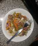 Filete con vegetales y pasta estilo chino