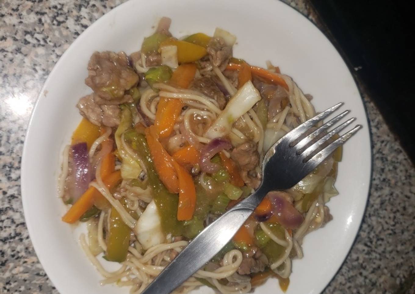 Filete con vegetales y pasta estilo chino