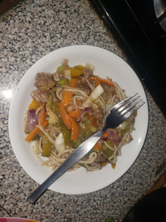 Una foto de Filete con vegetales y pasta estilo chino