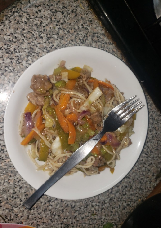 Una foto de Filete con vegetales y pasta estilo chino