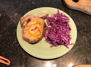 Una foto de Bondiola de cerdo arrollada al horno con reducción de Malbec y salsa de soja