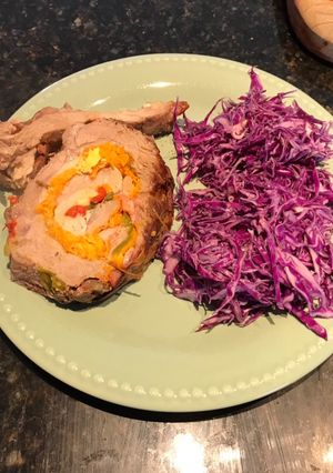 Una foto de Bondiola de cerdo arrollada al horno con reducción de Malbec y salsa de soja