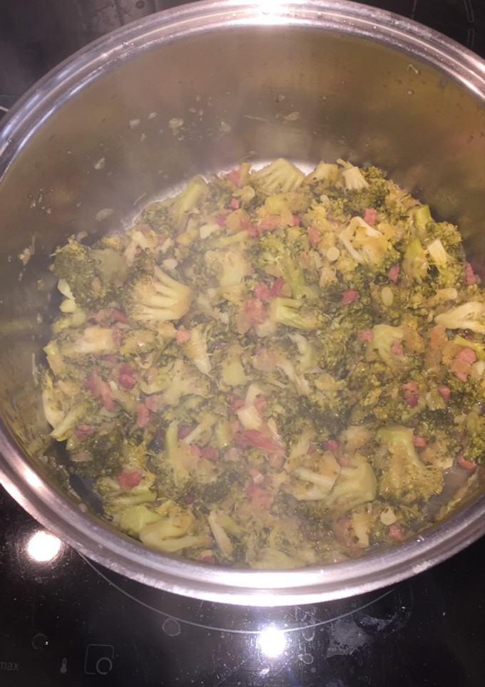 Una foto de Brócoli salteado con bacon y taquitos de jamón