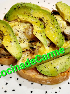 Una foto de Bocata abierto de revuelto de gambas, champiñones, queso y 🥑