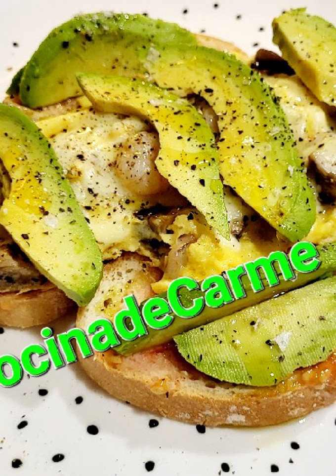 Una foto de Bocata abierto de revuelto de gambas, champiñones, queso y 🥑