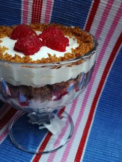 Egyszerű poharas málnás sajttorta recept fotója