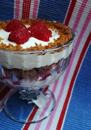 Egyszerű poharas málnás sajttorta recept fotója