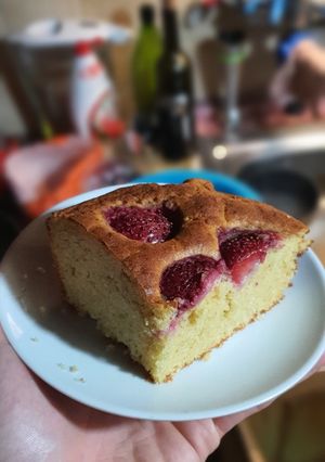 Zdjęcie przepisu Ciasto jogurtowe bezglutenowe z owocami.