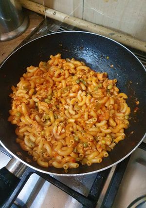 A picture of Saucy chicken macronies.