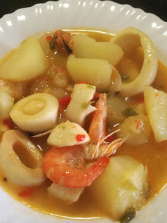Una foto de Guiso de calamares con patatas