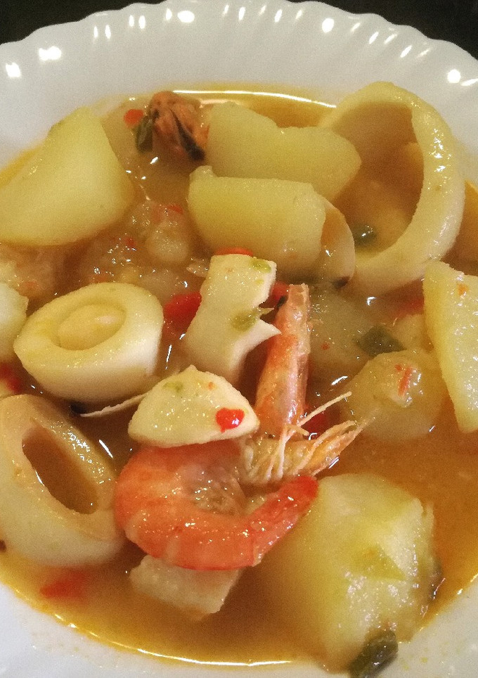Una foto de Guiso de calamares con patatas