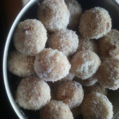 A picture of Atta ladoo.