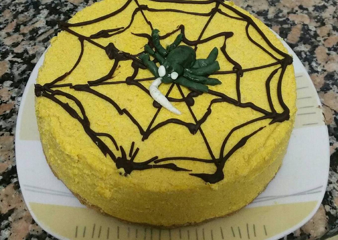 Mousse de calabaza y adorno de tela de araña