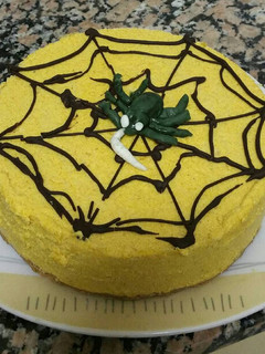 Una foto de Tarta mousse de calabaza y adorno de tela de araña