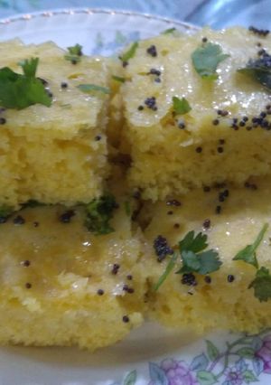 ખમણ ઢોકળાં (Khaman Dhokla Recipe In Gujarati) રેસીપી મુખ્ય ફોટો
