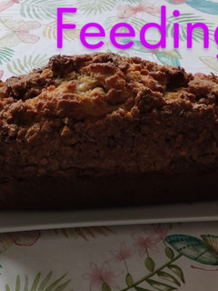 Una foto de Bizcocho de manzana con crujiente de nuez y canela