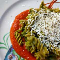 Foto di Fusilli proteici e carciofi su salsa di pomodori secchi