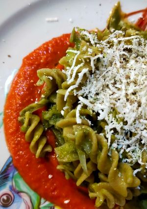 Foto di Fusilli proteici e carciofi su salsa di pomodori secchi