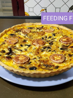 Una foto de Quiche de champiñones, cebolla caramelizada y queso de cabra