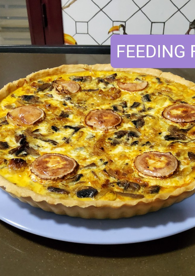 Una foto de Quiche de champiñones, cebolla caramelizada y queso de cabra
