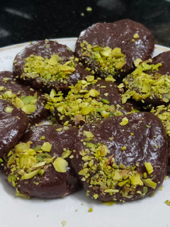 ચોકલેટ કૂકીઝ(chocolate cookies in Gujarati recipe) રેસીપી મુખ્ય ફોટો