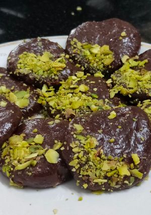 ચોકલેટ કૂકીઝ(chocolate cookies in Gujarati recipe) રેસીપી મુખ્ય ફોટો