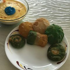 Spinach, carrot and plain puris A picture of Spinach, carrot and plain puris.