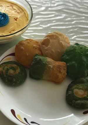 A picture of Spinach, carrot and plain puris.