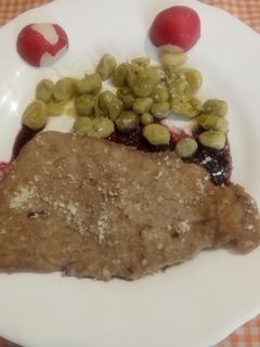 Una foto de Escalopines o filetes finos de ternera con habitas y salsa de arándanos