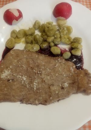 Una foto de Escalopines o filetes finos de ternera con habitas y salsa de arándanos