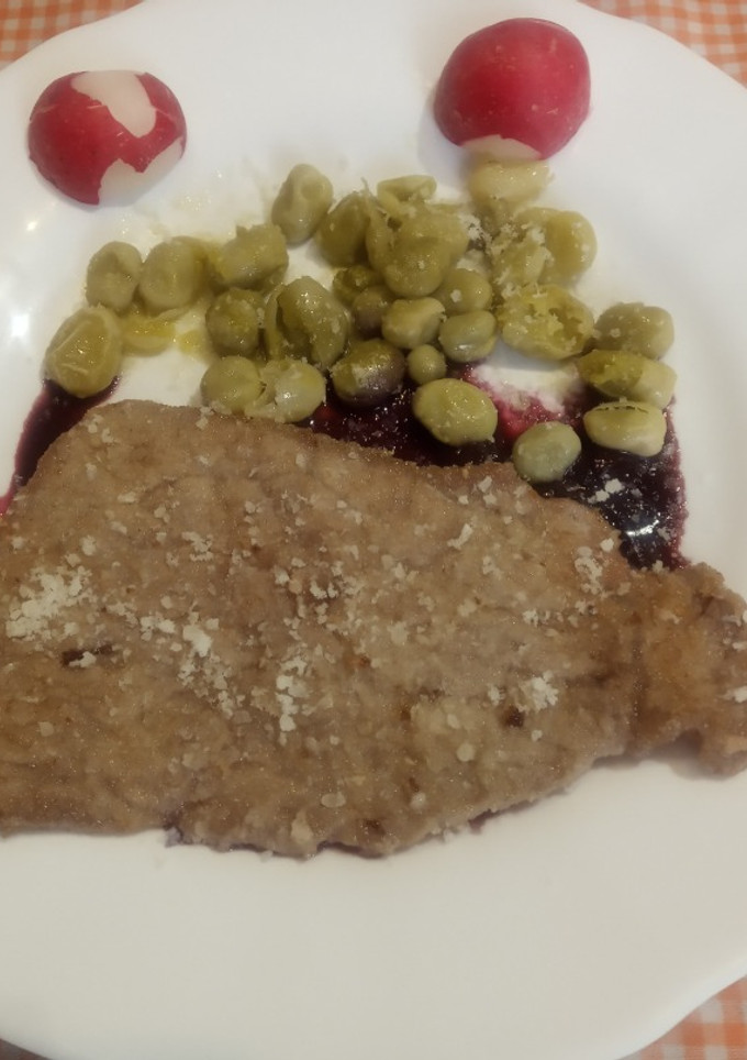 Una foto de Escalopines o filetes finos de ternera con habitas y salsa de arándanos