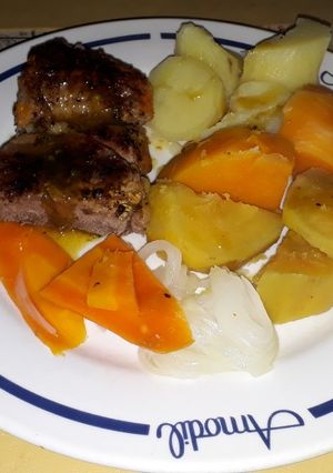 Una foto de Carne de cerdo y carne vacuna con mostaza y miel