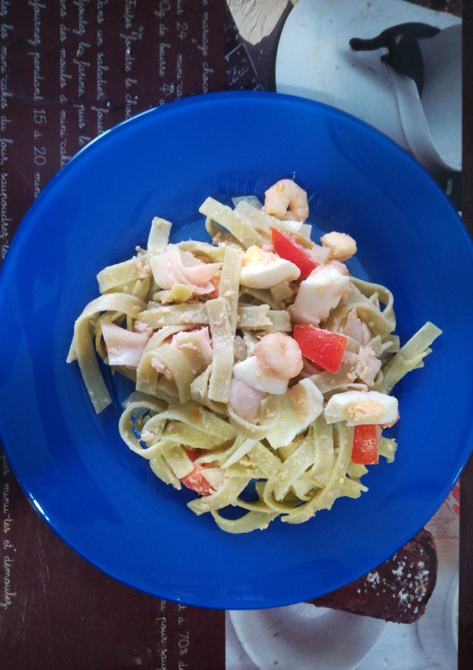 Una foto de Ensalada de nidos de espinacas