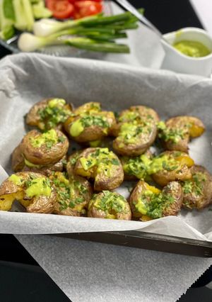 Une photo de Pommes de terre au four avec sauce à l'avocat