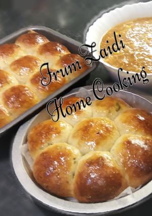 A picture of 🍞Garlic Dinner Rolls🍞 serve with🍲Hot & Sour Soup🍲.